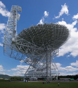 Największy w pełni ruchomy radioteleskop świata w Green Bank w Zachodniej Wirginii (public domain)