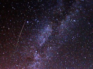 Meteor z roju Perseidów i fragment Drogi Mlecznej. CC BY-SA 3.0 Autor: Brocken Inaglory