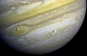 Io (z lewej) i Europa (z prawej) na tle olbrzymiego Jowisza, zdjęcie sondy Voyager 1.
