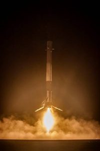 Falcon 9 - lądowanie pierwszego członu.